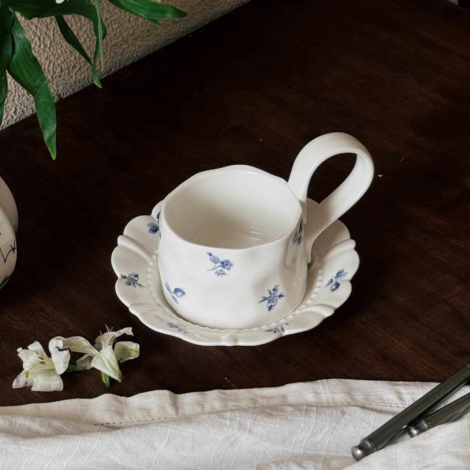 Casual Ins Style Afternoon Tea Cup, Small Floral High-Value Mug, Ceramic Cup, Coffee Cup, Asymmetrical Petal Saucer