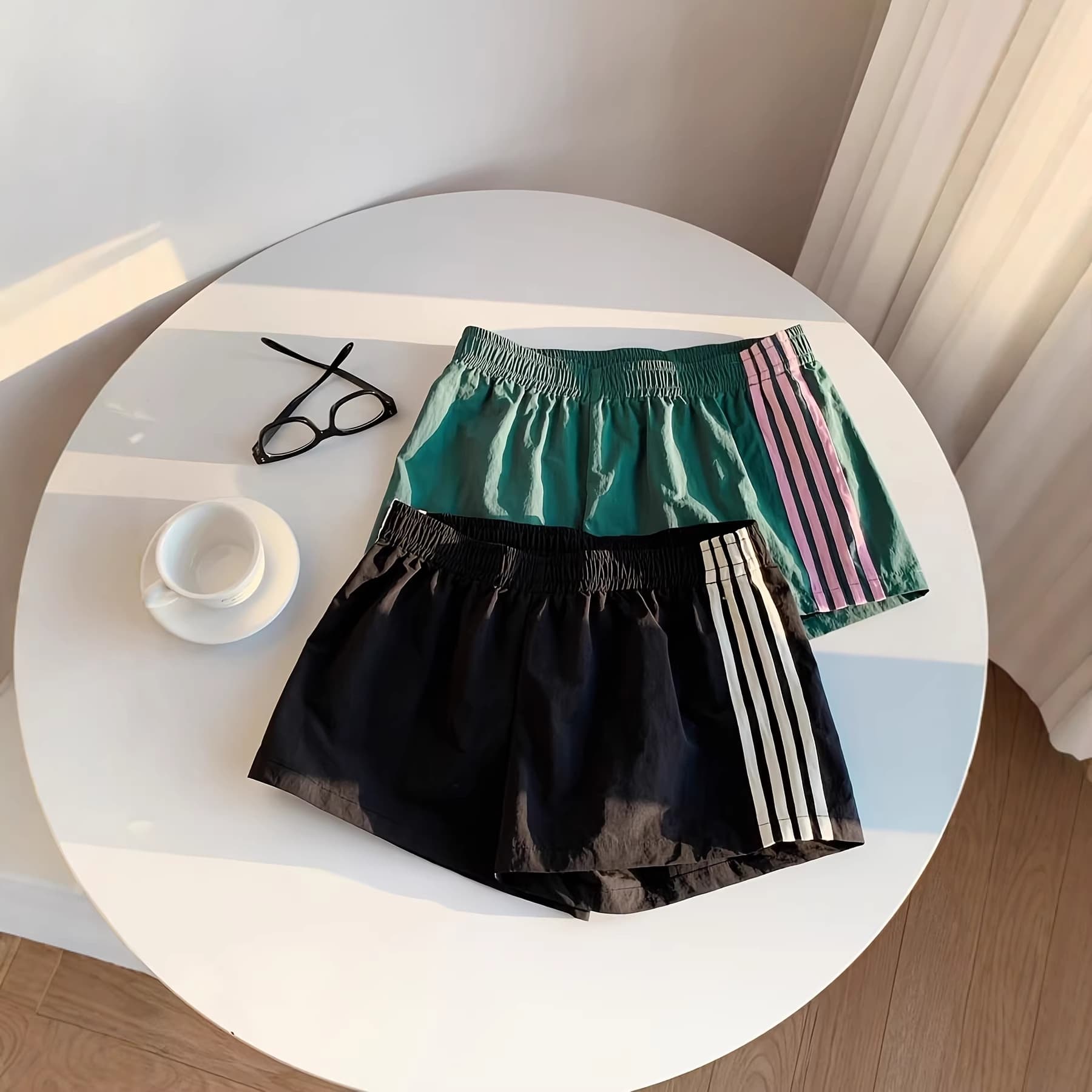 2 pieces of casual sports shorts for women with contrasting color elastic waist on the side, fashionable and versatile