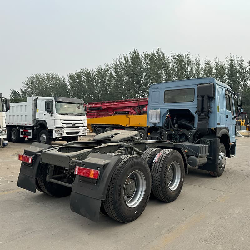 8x4 HOWO Tractor Tandem Drive Fuel Cargo Transport Truck Head 380HP Tractor Truck Head