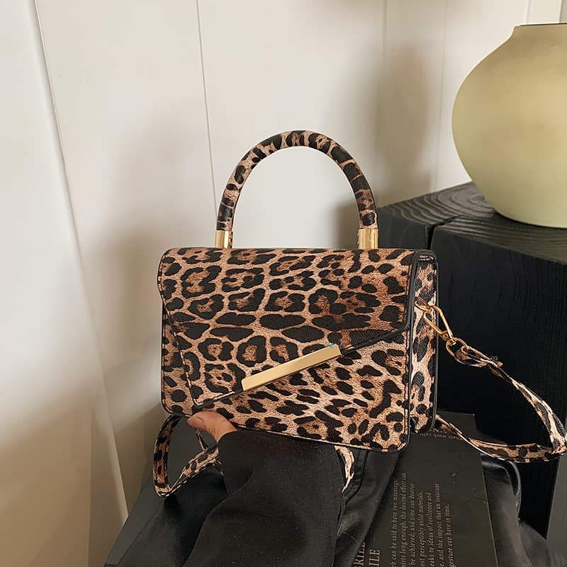 2024 New Niche Versatile Leopard Print Shoulder Bag Fashion Simple Underarm Bag Chain Crossbody Bag Personality Crossbody Bag