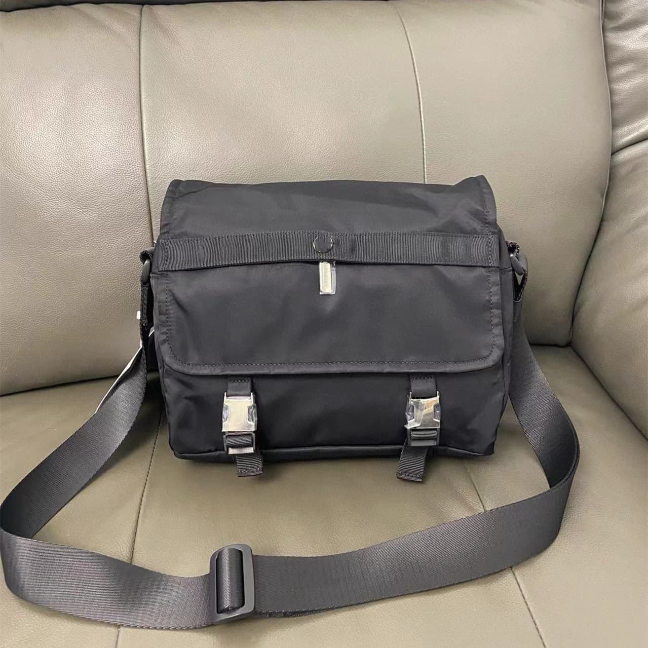 Yoga Fitness Crossbody Bag Black Classic Messenger Bag Flap Shoulder Bag Tablet Bag with Metal Buckle Cross-border Drop Shipping Live Stream
