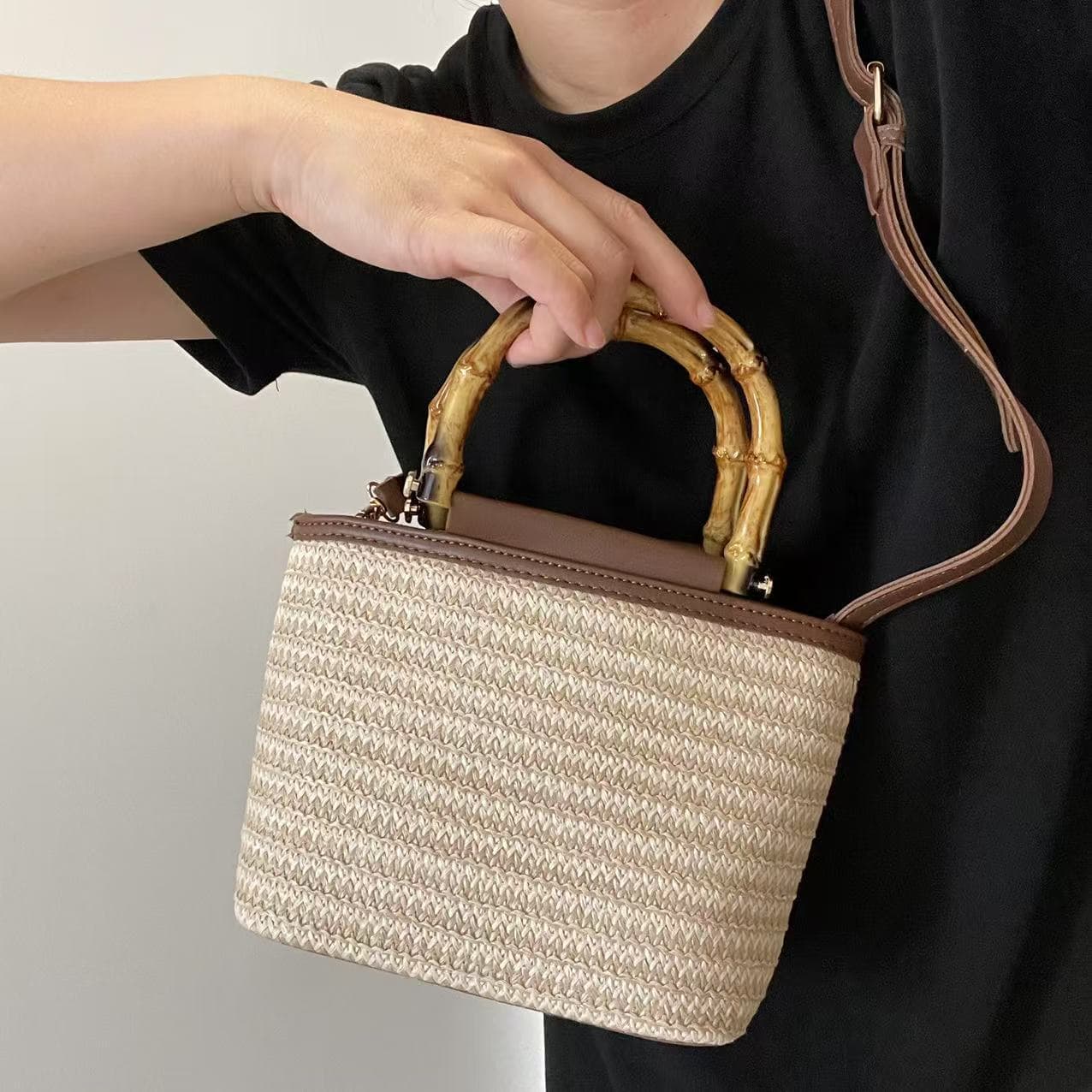 Unique Vintage Woven Straw Handbag for Women, Fashionable and Versatile Shoulder Crossbody Bucket Bag
