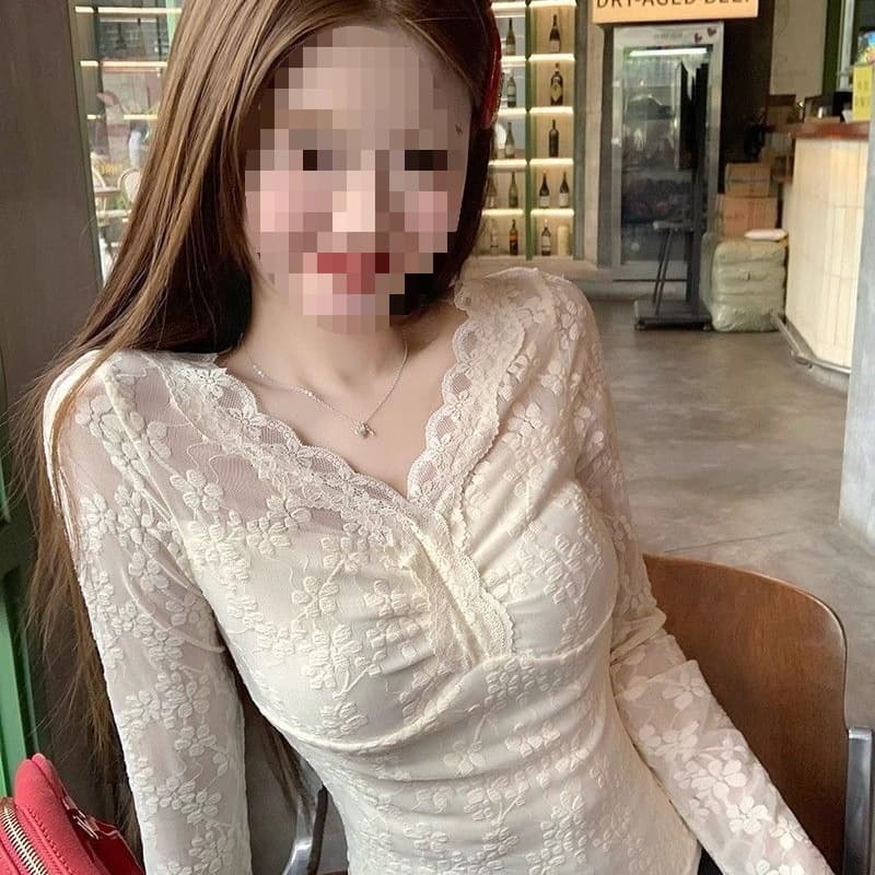 Pure and Sexy V-Neck Long-Sleeve Top for Women, Autumn/Winter Lace Undershirt, Slim Fit Cropped Blouse