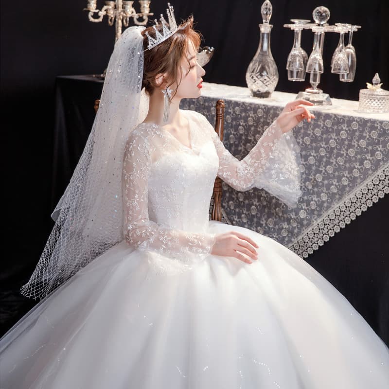 Main wedding dress for women 2025 new bridal lace super fairy dream going out yarn French fat spring and summer wedding dress center shaft V-neck