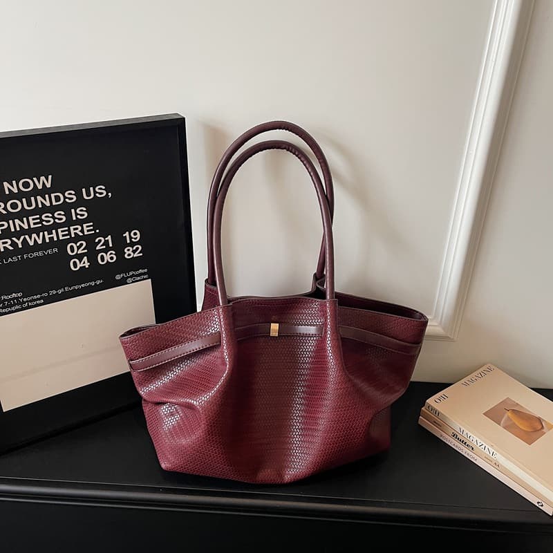 Large Capacity Retro Underarm Bag for Women 2026 New Fashion Pleated Cloud Shoulder Bag Casual Commute Tote Bag
