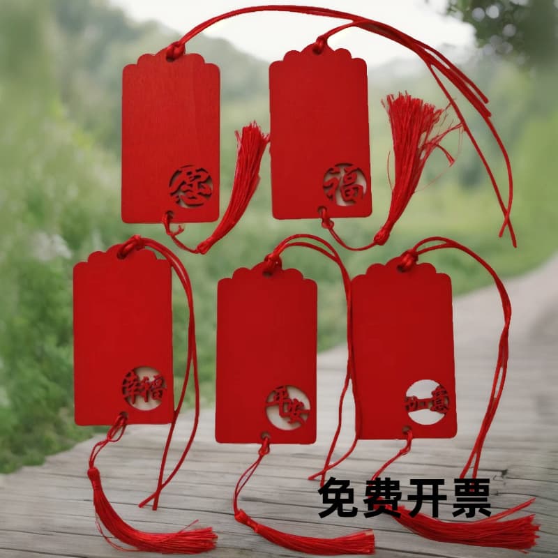 Red wishing plaques, prayer plaques, wooden hanging tags, scenic area holiday greeting cards, hanging wooden plaques.