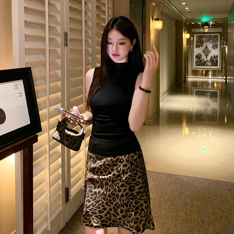 Fishing style black half-high collar vest, light and sophisticated, pure and sexy style, inner layering shirt, slim and elegant sleeveless top for women to wear outside