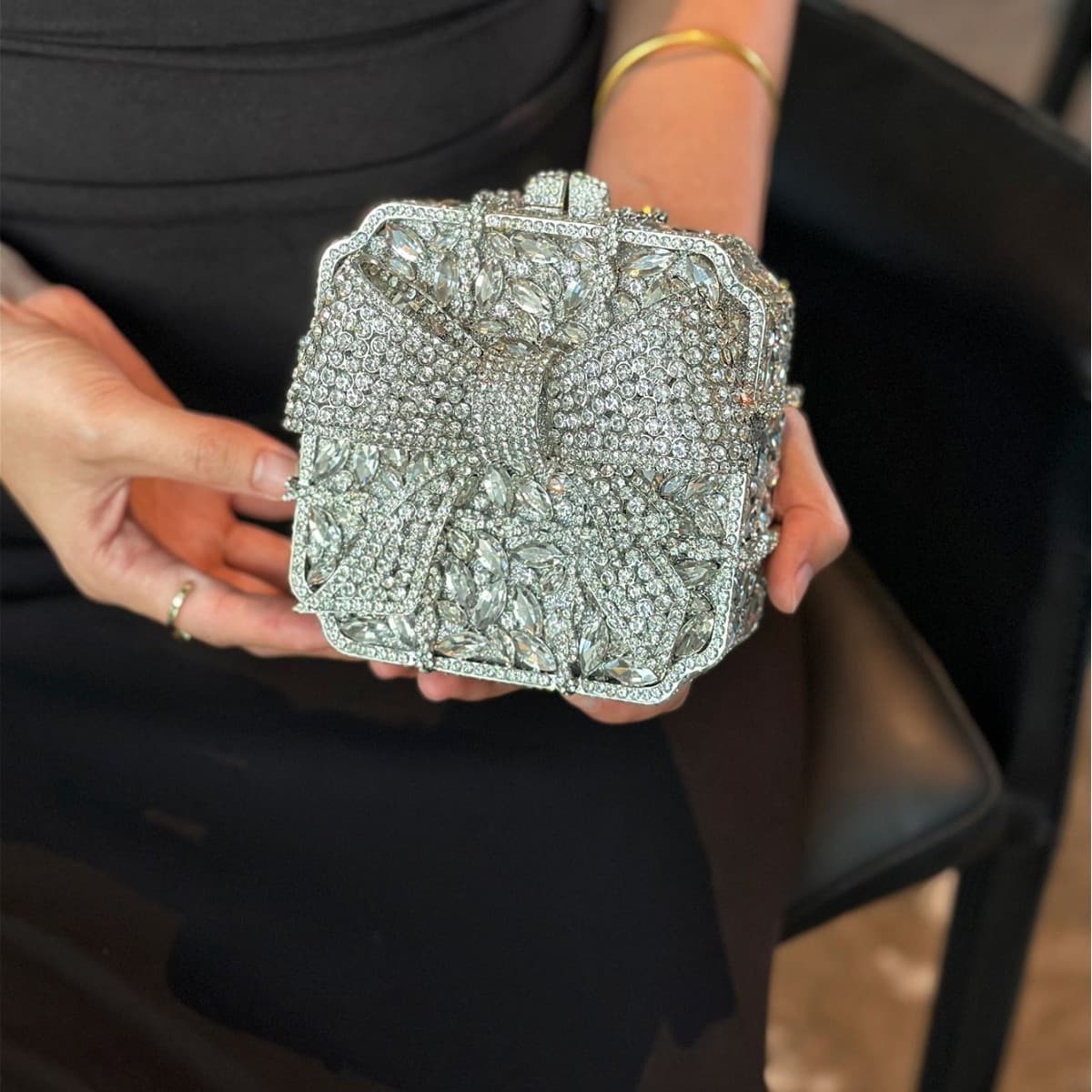 High-end luxury heavy-duty bow with versatile rhinestones and shiny mini banquet coin hand-held cross-body box bag