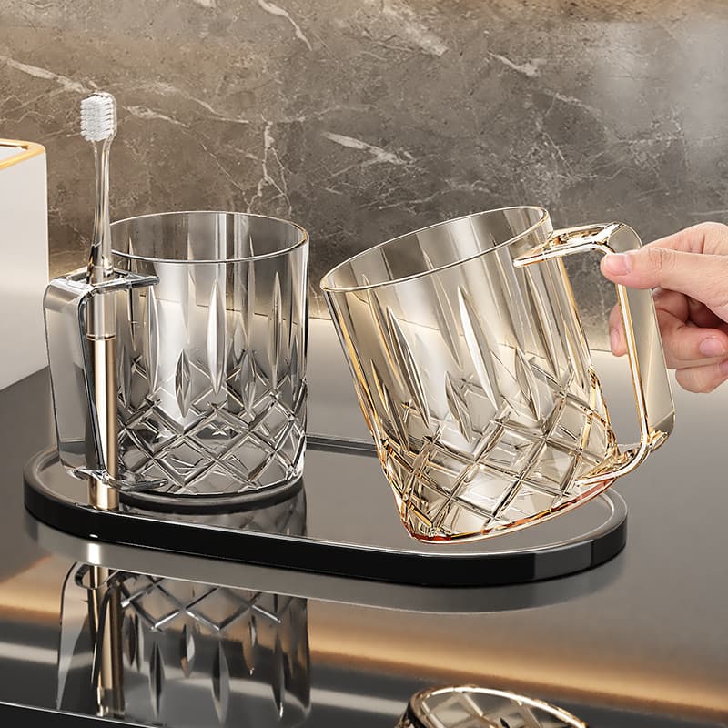 Simple and creative transparent toothbrush cup for rinsing mouth, suitable for couples, thickened plastic, for home use.