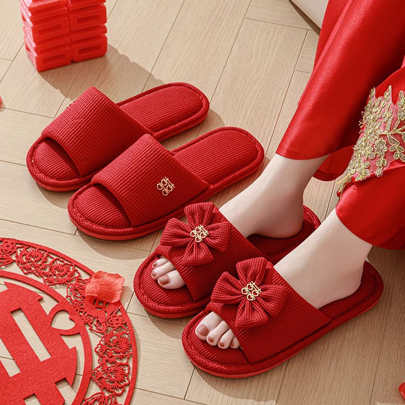 A pair of festive red wedding slippers for summer, newlywed couple's slip-resistant, high-end indoor dowry slippers for bride and groom.