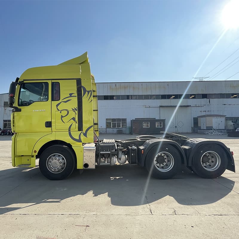 For sale: Sinotruk tractor unit, 8-wheel tractor truck, 420hp container truck.