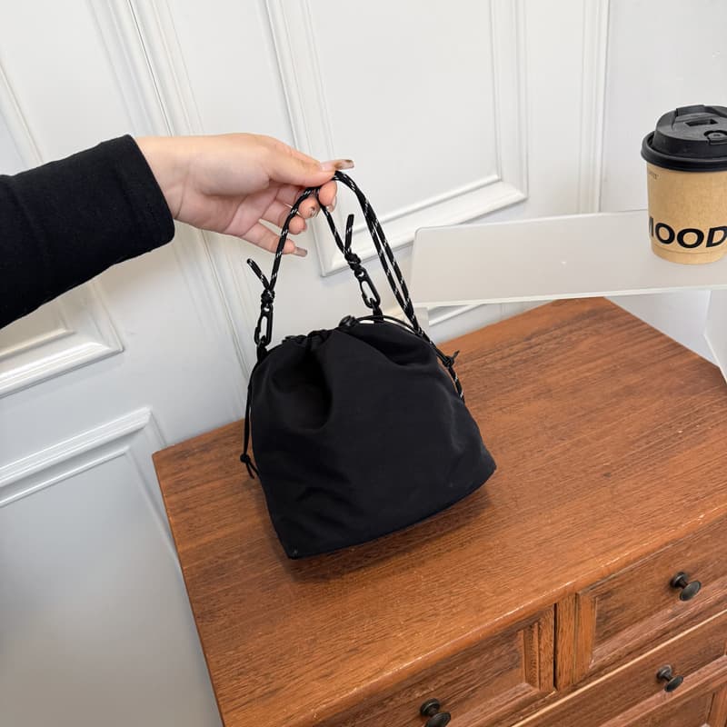 Niche design drawstring solid color bucket bag for women 2026 new lightweight daily shoulder bag casual sports crossbody bag