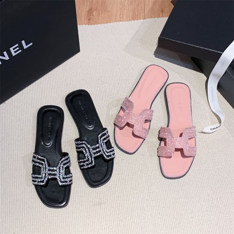 Ready in stock, new style rhinestone flat slippers for women, summer outer wear, lazy casual thick heels, internet celebrity flip-flops, beach shoes