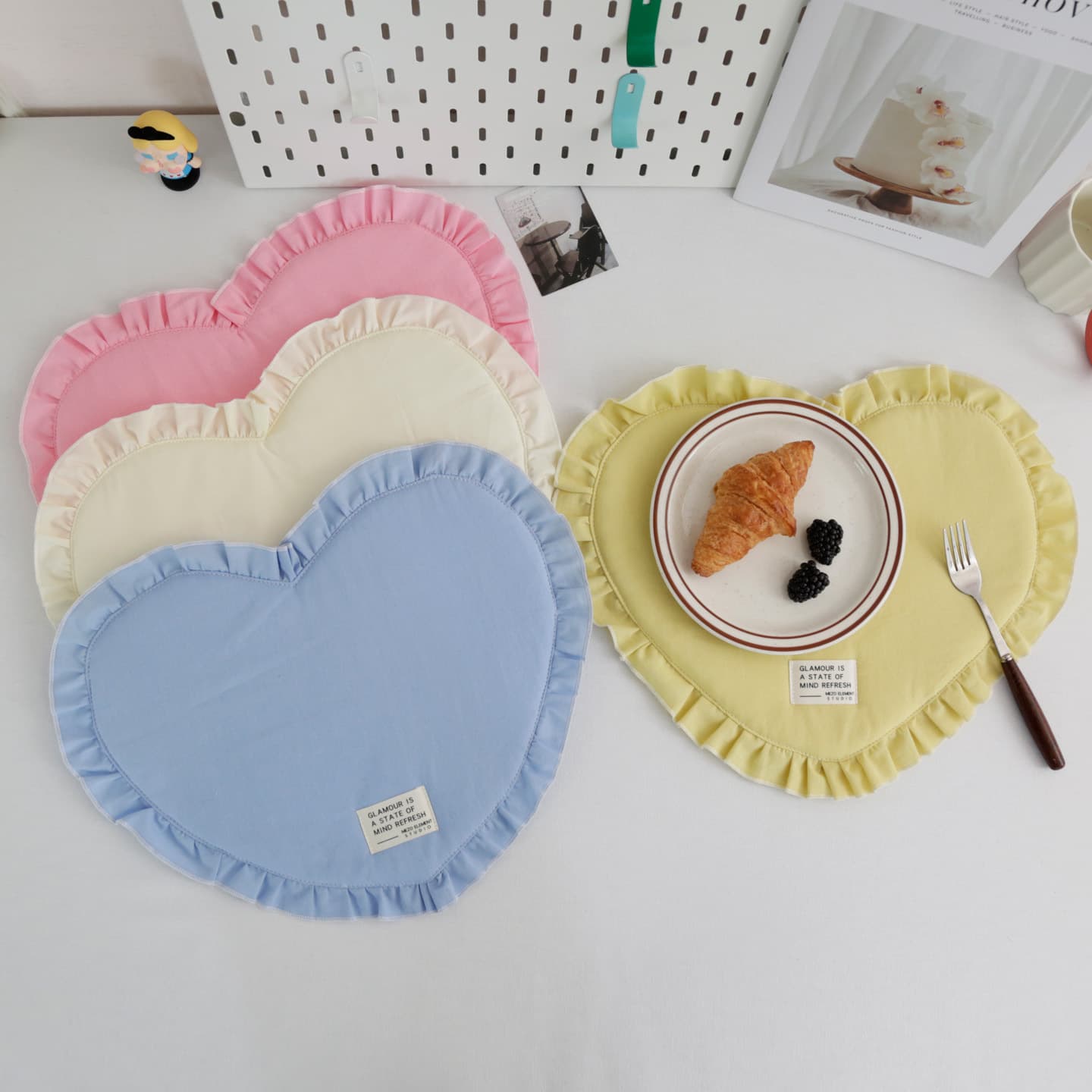Korean style ins style ruffled heart shaped placemat cute fabric coaster jewelry thermal insulation anti-scald pad shooting background