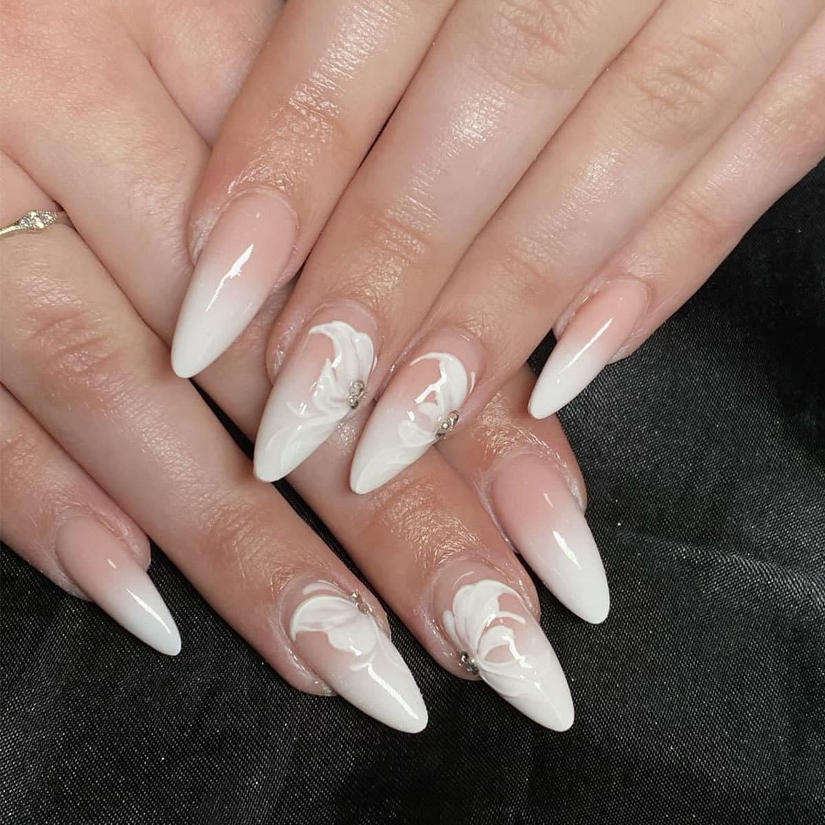 Wearable Gradient Butterfly Print Nail Tips Almond Shape False Nails Easy to Peel off Simple Nude Color Design Nail Art Stickers