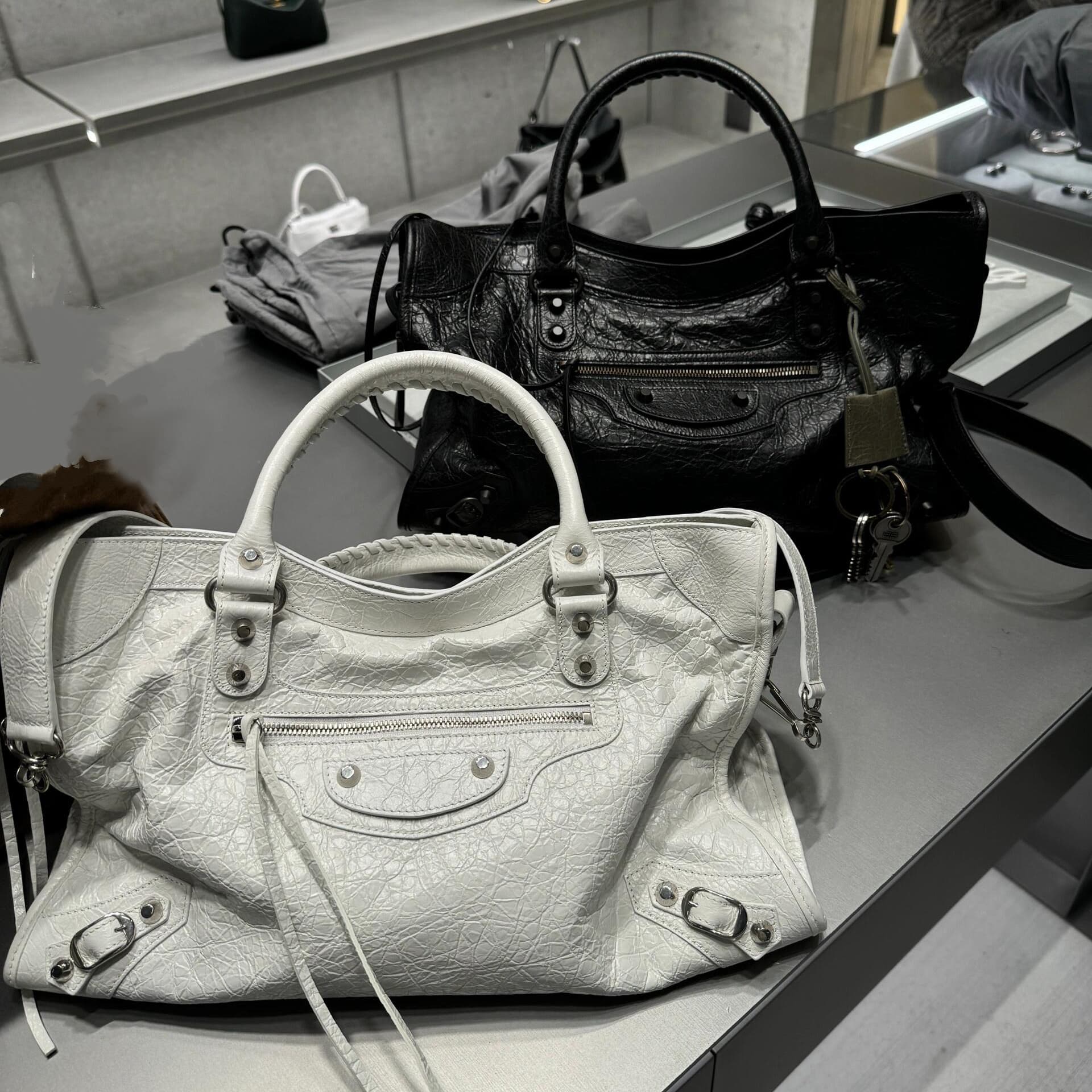 Paris New Style Ins Rivet Motorcycle Bag Hot Girl Bag High-End Large Capacity Shoulder Crossbody Handbag Pillow Bag