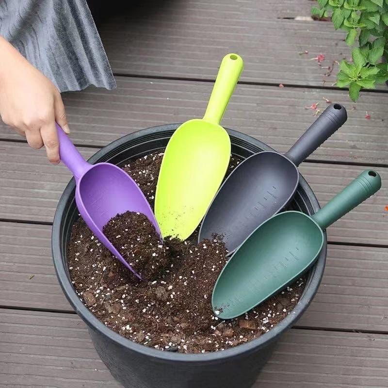 Thickened plastic scoop for succulent soil, cat litter, balcony vegetable gardening, and flower bed loosening tool.