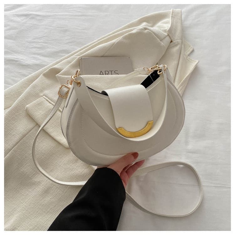 Trendy and versatile round high-quality solid-color bag, a popular style this year, with niche design for crossbody and shoulder use