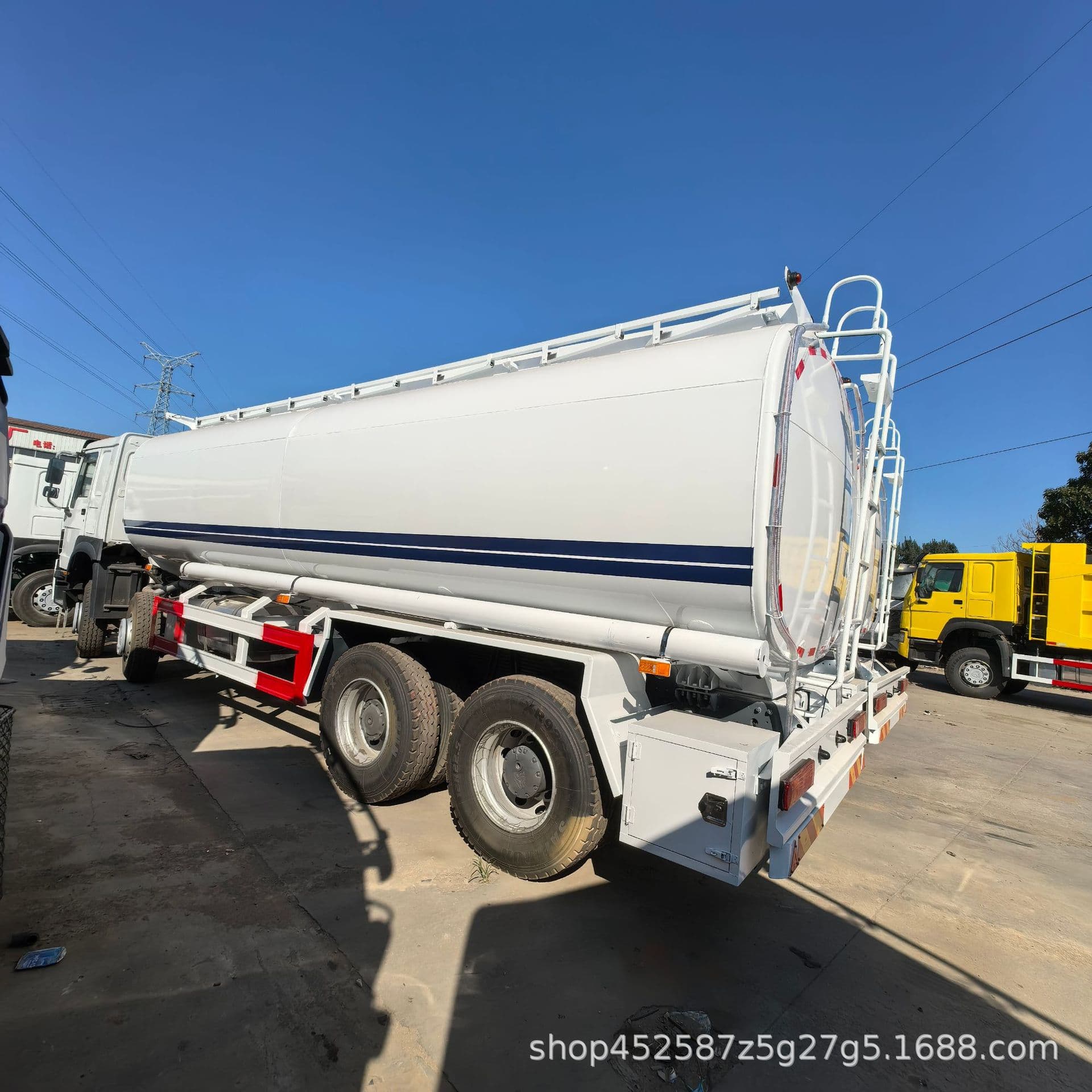 Trade 8X4 sprinkler truck with anti-corrosion tank, self-priming centrifugal pump, spraying device, front flush, rear spray, side jet, high foam
