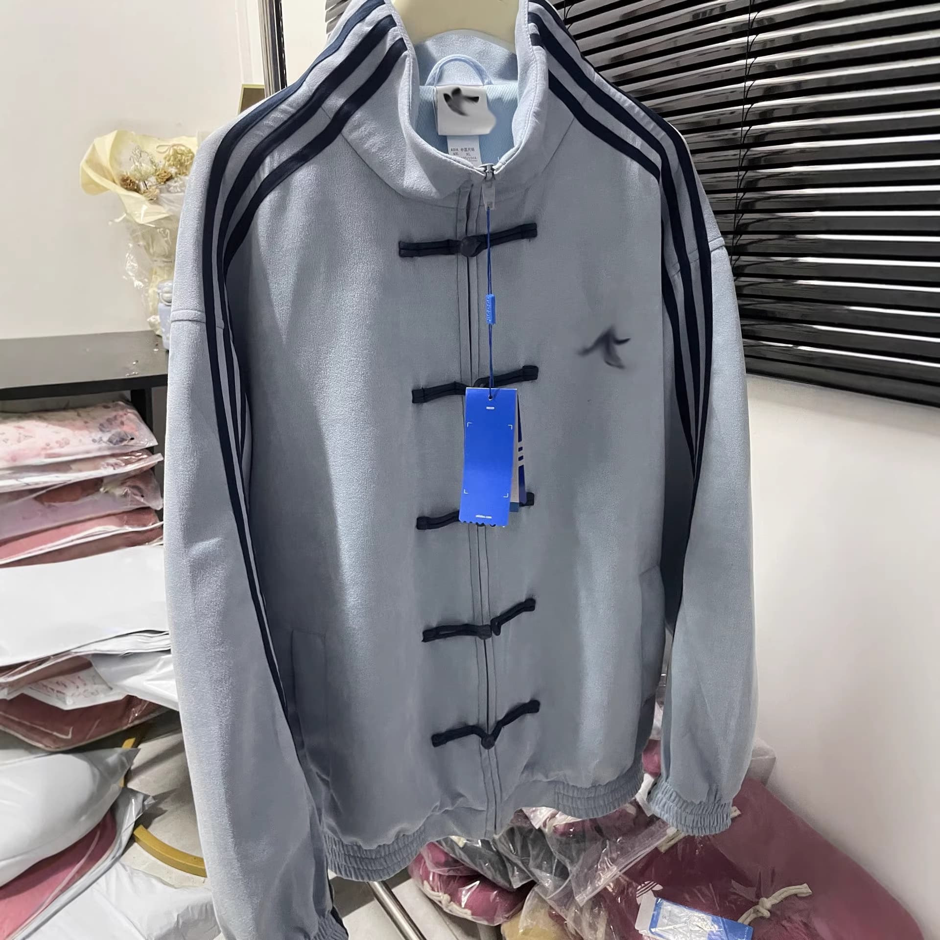 New Chinese-style Tang Jacket High-end Stand Collar Baseball Jacket Sport Coat with Three Stripes and Chinese-style Frog Buttons Casual Outerwear