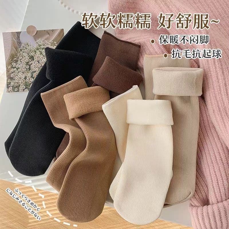 Women's socks in earth tones for autumn and winter, mid-calf snow socks with fleece lining and extra thickness for warmth, sleep and floor wear, long socks for winter ladies.
