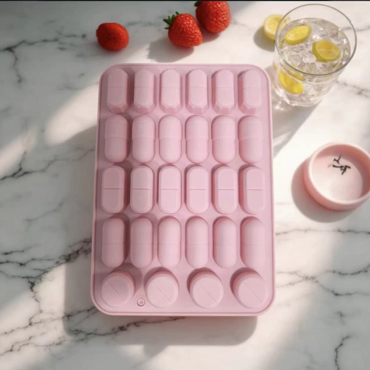 In stock, 28 in a row, 5 different pill-shaped silicone molds, chocolate molds, soft candy baking cake molds