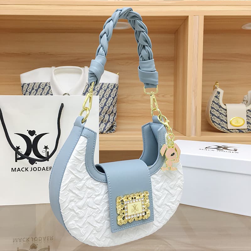 Factory Direct Women's Bag Wholesale High-End Pleated Crescent Bag 2026 New Handwoven Shoulder Bag