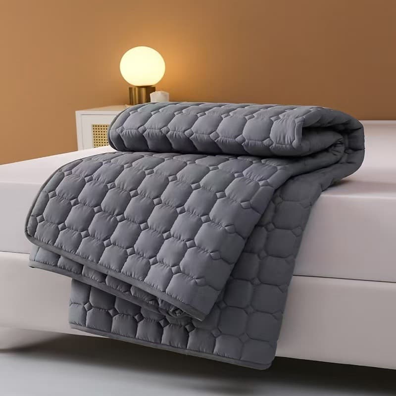 Hotel anti-stain mattress protectors, breathable and non-slip thin pads for B&B bedding, wholesale for hotels