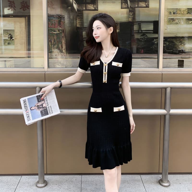2026 New Short-Sleeved Knitted Dress for Women, Spring and Summer, Age-Defying, Elegant V-Neck, Waist-Cinching, Slimming, Ruffled, Bodycon Dress