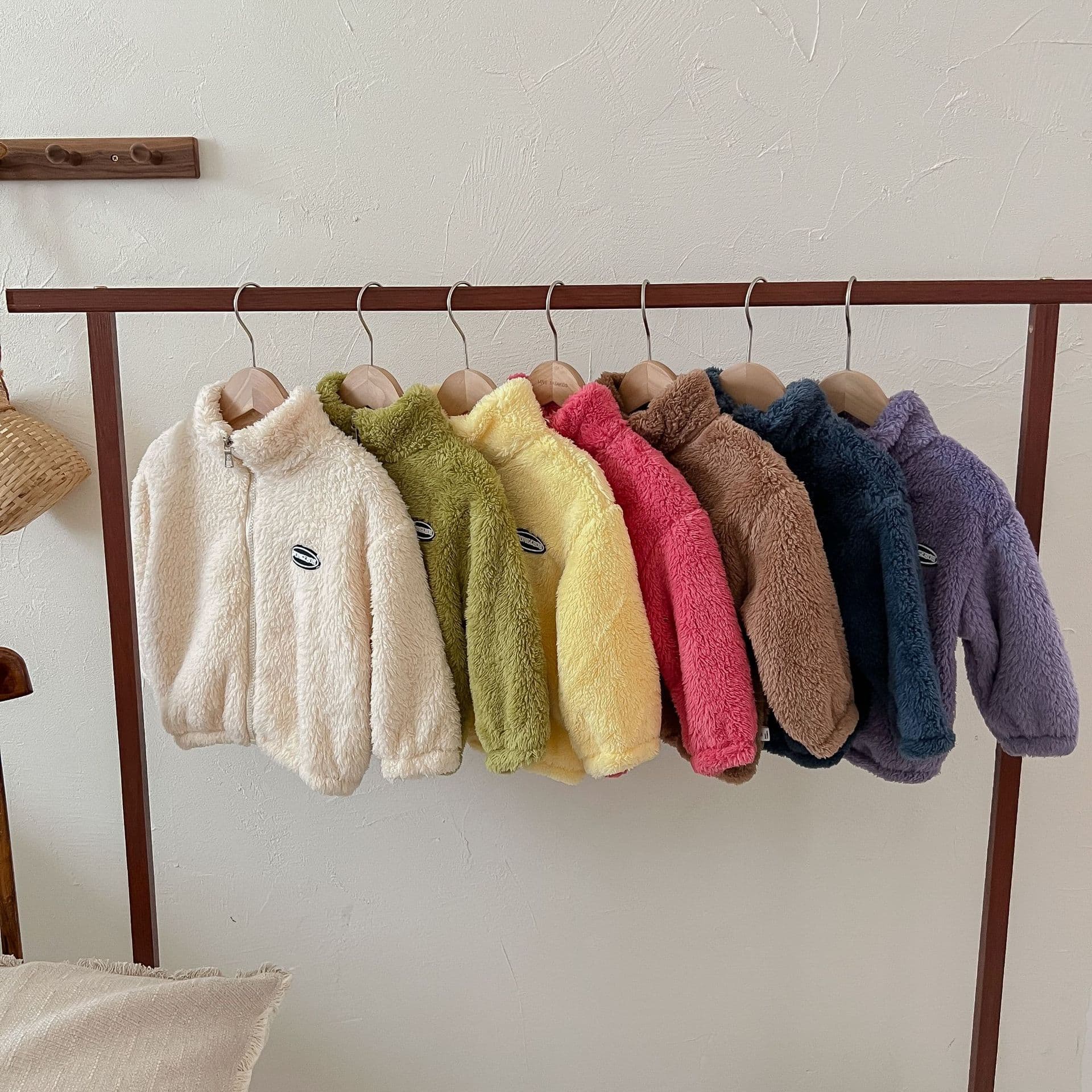 New autumn/winter children's flannel jackets, colorful coral fleece jackets for boys and girls, solid color fleece-lined tops for children's clothing.