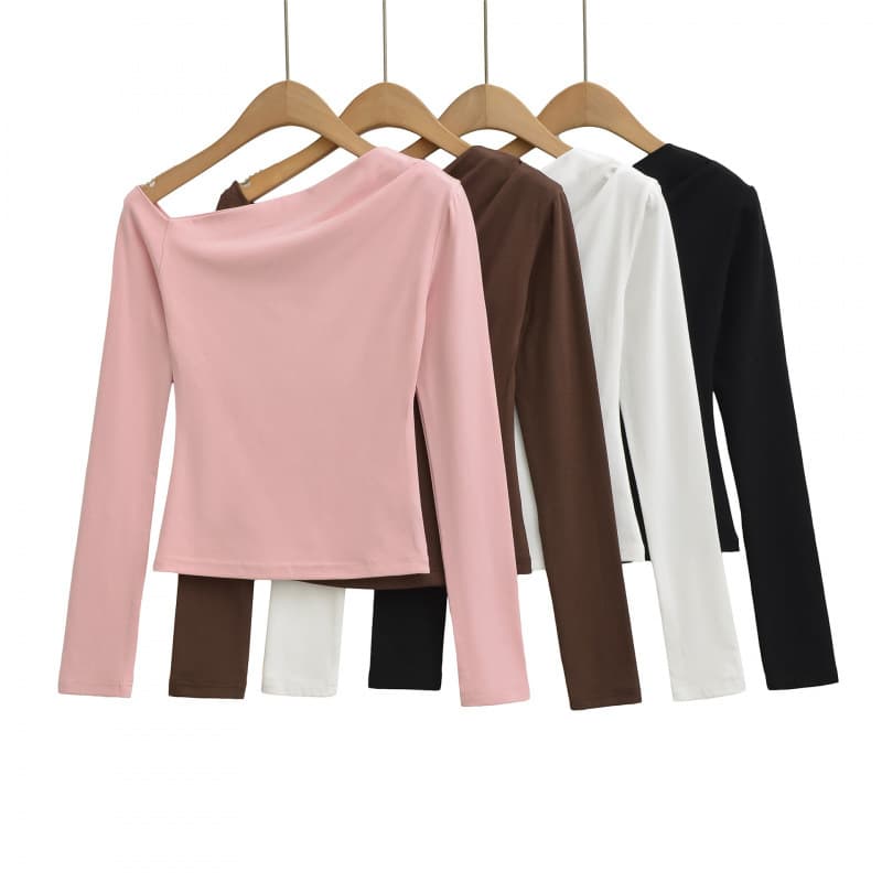 Sexy off-shoulder long-sleeved T-shirt for women, new autumn style, high-waisted, short, slimming, and flattering.