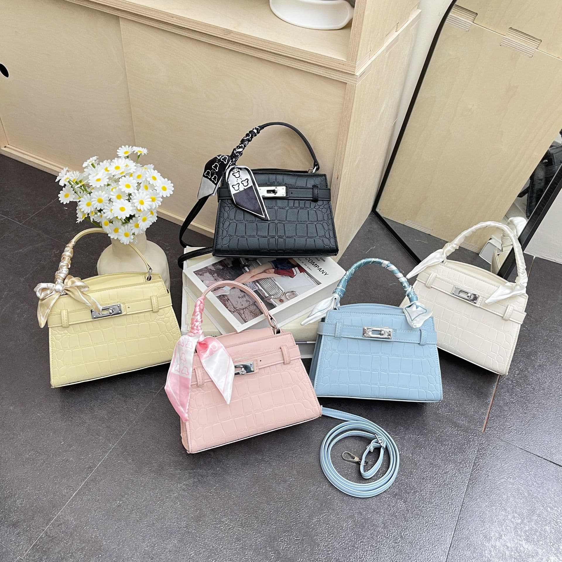 Minimalist Handbag for Women 2025 New Summer Shoulder Crossbody Bag High-Fashion Niche Trendy Commuter Kelly Bag