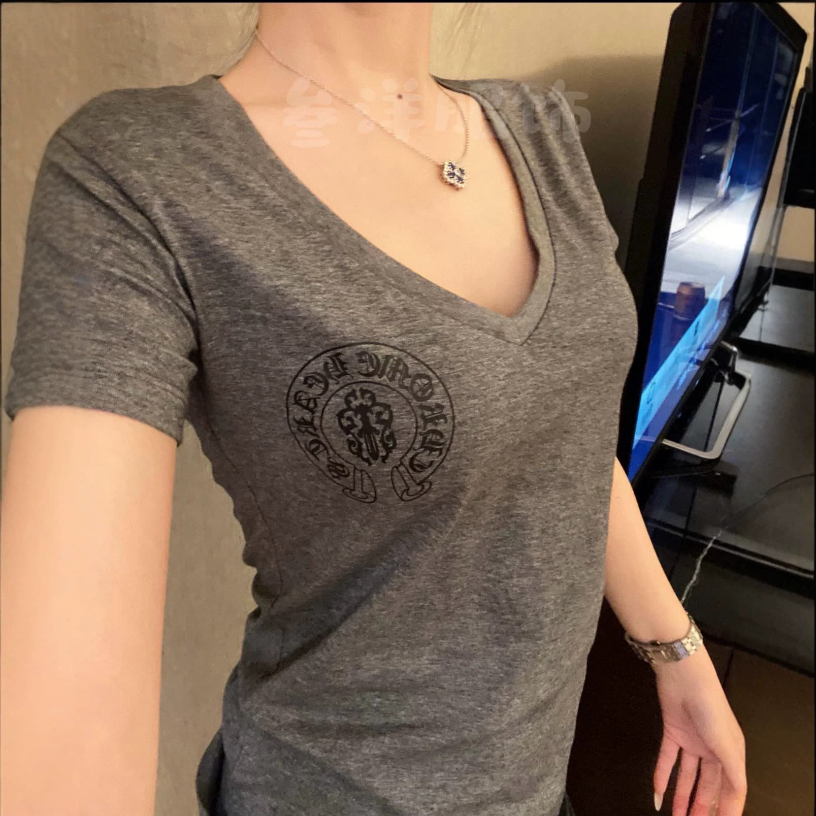 Letter Correct CH Kelo 2025 New V-Neck Horseshoe Print Sanskrit Fashion Simple Slim Fit Versatile Hot Girl Short Sleeve