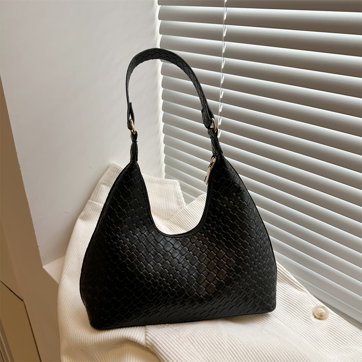 Retro Texture Quilted Striped Armpit Bag Fashionable Work Clothing Large Capacity 2025 New One-Shoulder Satchel Pure Color Hot Style
