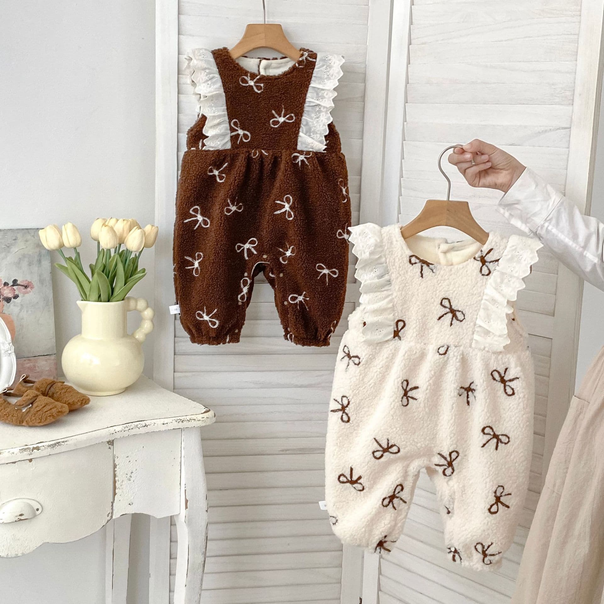 Baby girl autumn and winter jumpsuit sleeveless bow all-printed vest long climbing versatile plus velvet warm crawling suit