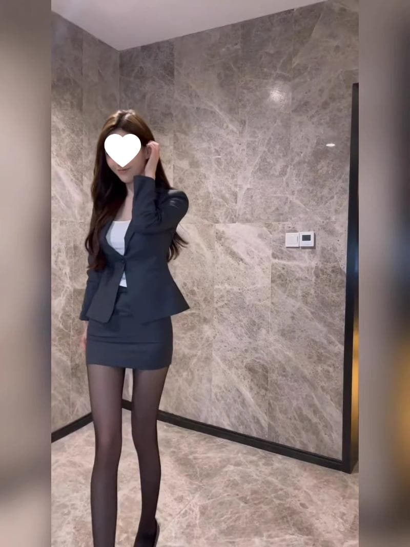 Sophisticated Mature Women's Workwear Professional Suit for Formal Occasions Elegant Airline Attire