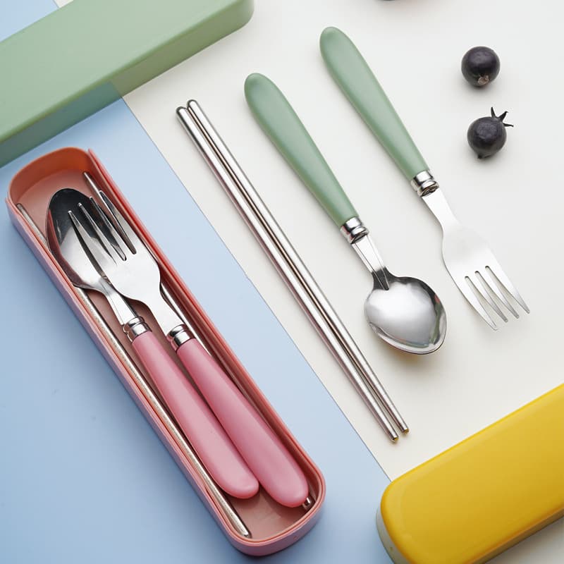 Wholesale outdoor travel portable cutlery for students, cafeteria plastic-handled utensil set, stainless steel fork, spoon, and chopsticks three-piece set.