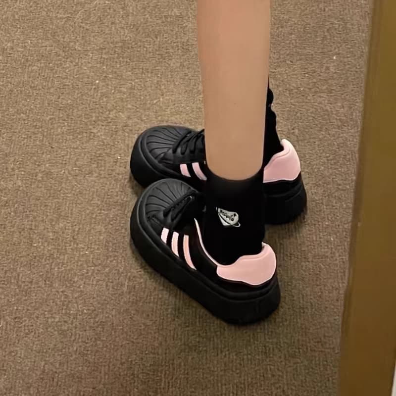 Women's shell-toe black sneakers, 2025 autumn/winter new style, thick-soled casual sports shoes, cute doll shoes, high-value design.