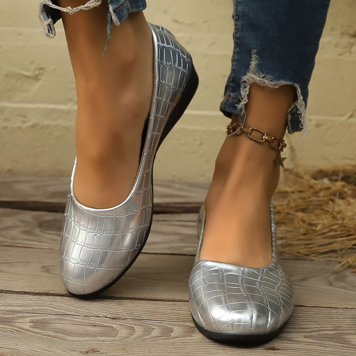 European and American Foreign Trade Large Size Casual Flat Sole Driving Shoes 2024 Autumn New Pointed Toe Soft Sole Slip-on Shallow Pumps Women
