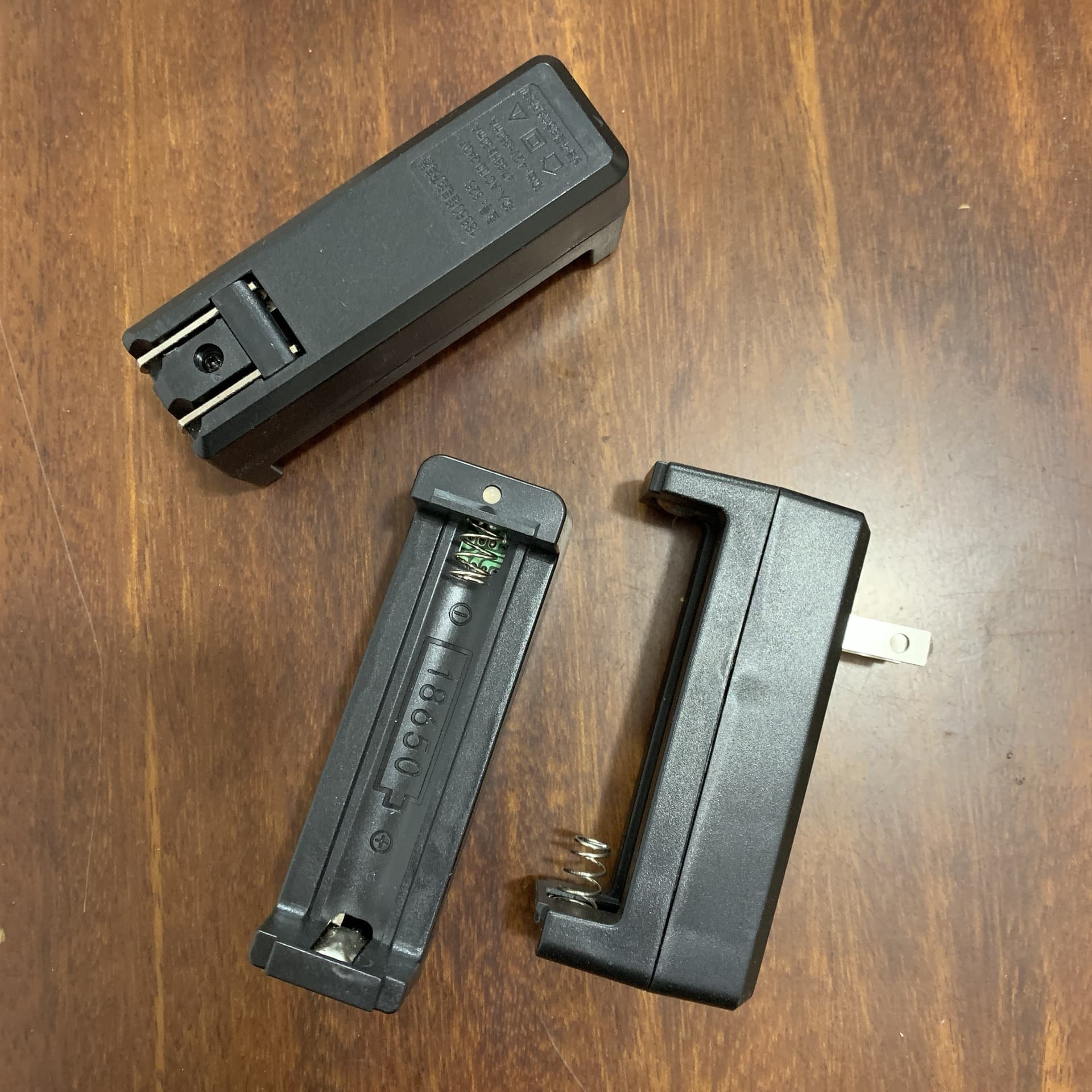 Universal 18650 desktop charger, reversible charger for high-powered flashlights.
