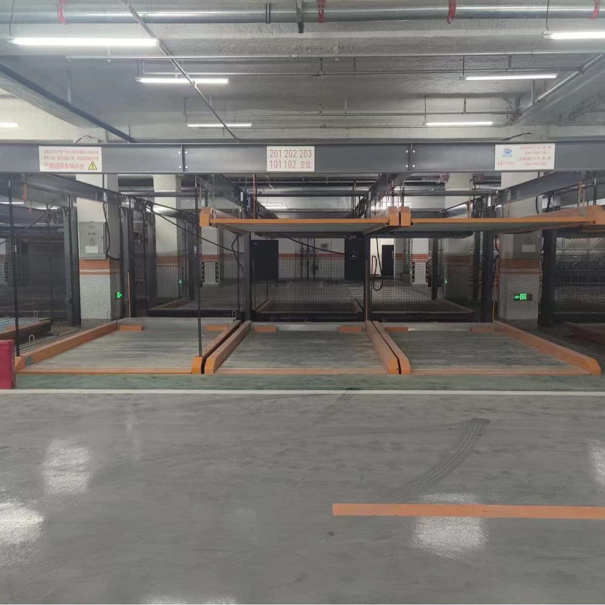 Manufacturer rental and sale of lifting and traversing simple lifting type parking spaces, parking lot, and parking equipment