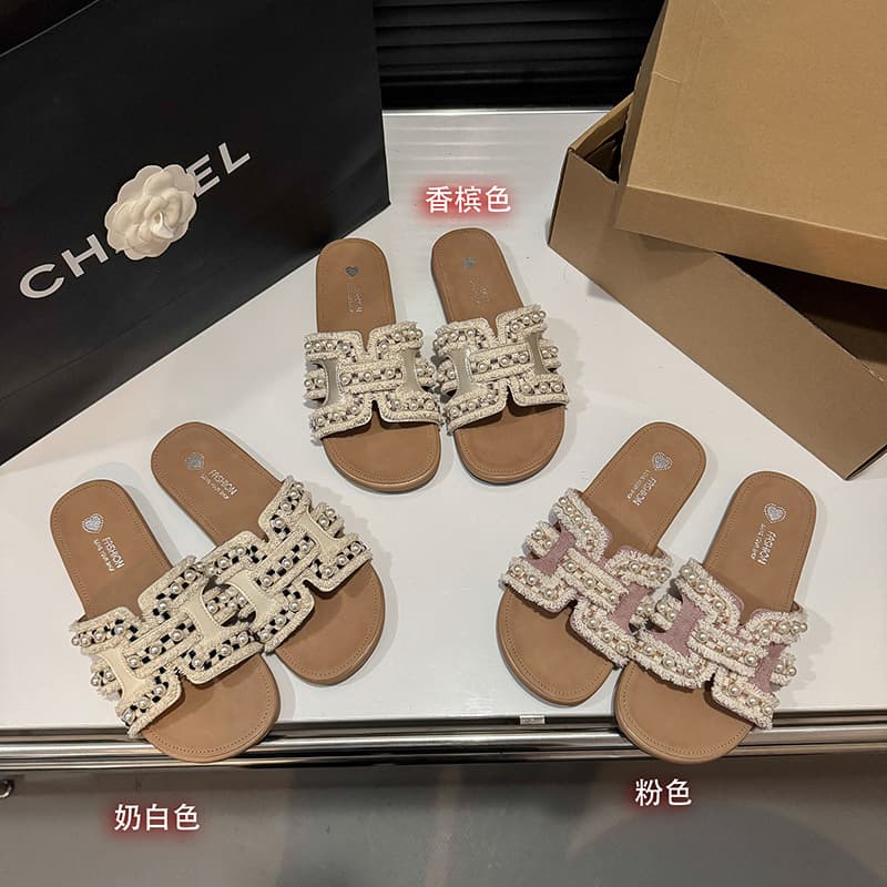Elegant Chanel-style Pearl Slippers for Women Summer 2026 New Flat Sandals Gentle Beach One-Strap