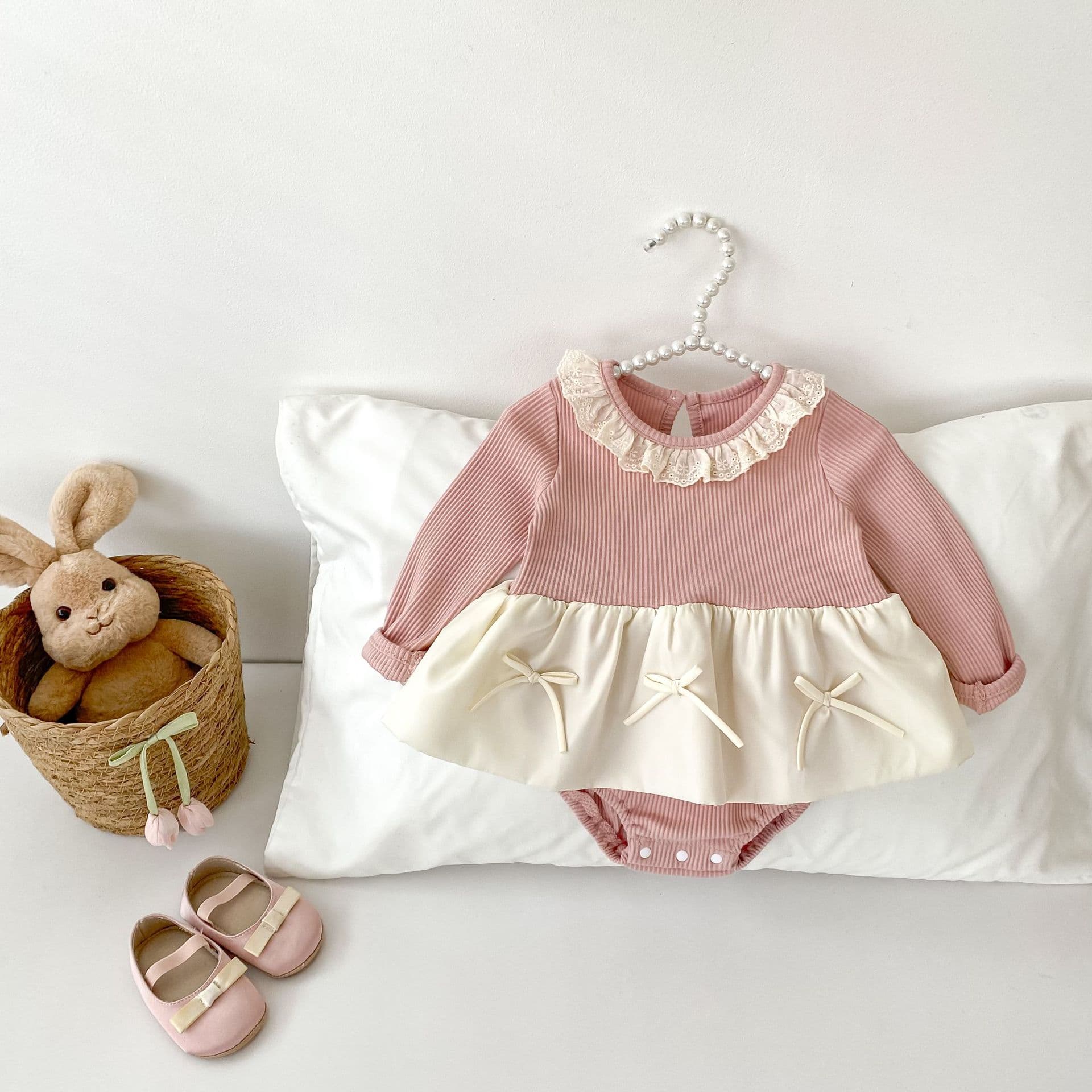 Infants and young children's Korean-style gentle style romper for girls, hollow lace collar, spliced skirt, bow, pit strips, long-sleeved skirt
