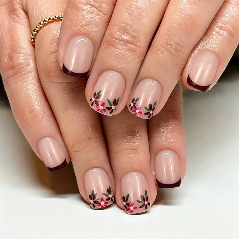 Short square nails, gentle autumn and winter wearable nails, brown French fake nails, cute flowers, 24 pieces of removable manicure