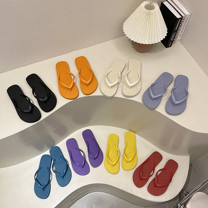 Factory wholesale, ready stock, versatile and stylish couple flip-flops, women's outdoor wear, non-slip soft-soled beach slippers, suitable for supermarkets and street vendors.