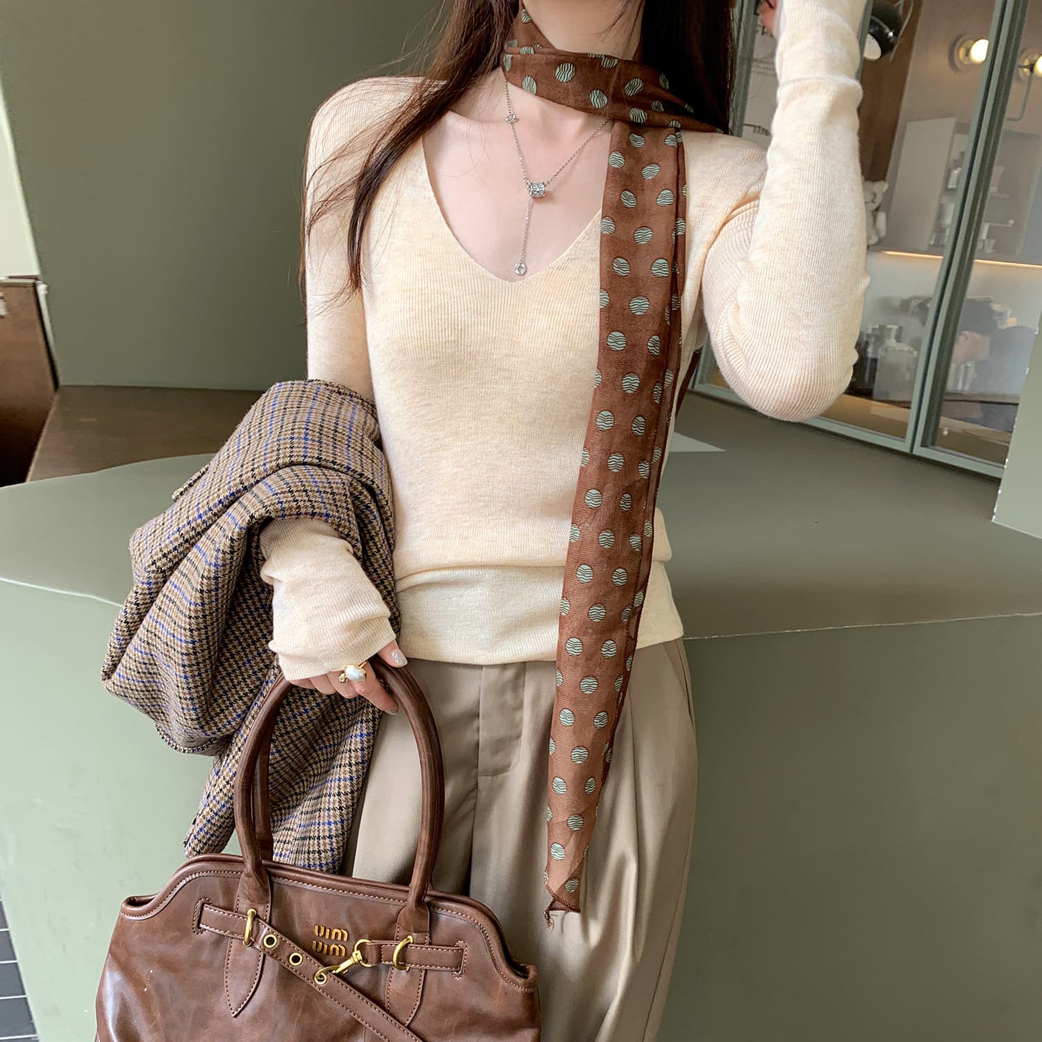 European style early autumn outfit: V-neck long-sleeved knit top for women, 2025 new style, slim fit, inner layer base shirt.
