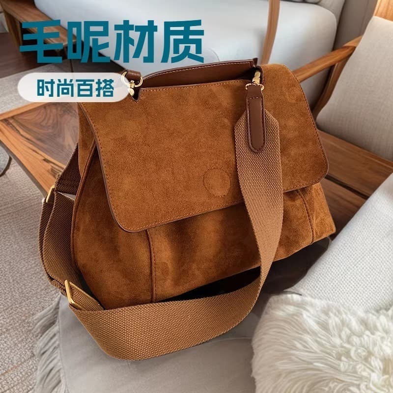 New Style Women's Large-Capacity Shoulder Bag, Women's Retro Brown Velvet Crossbody Bag, Fashionable and Versatile Women's Bag Wholesale Bag