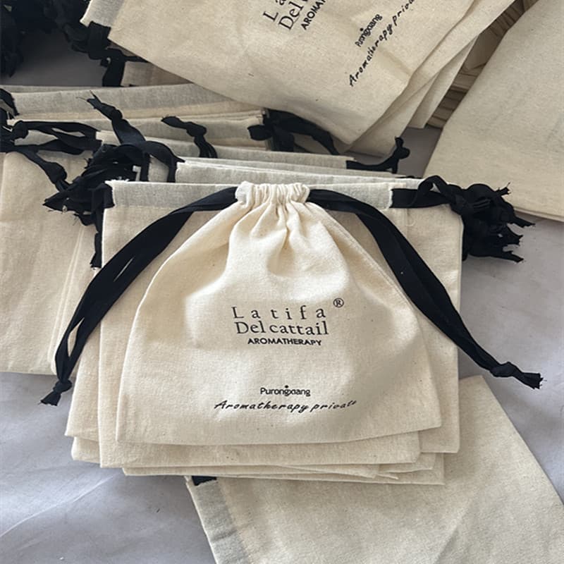 High-quality small cotton drawstring bags for essential oils, sleep aids, digital devices, headphones, and eco-friendly canvas or pure cotton pouches.
