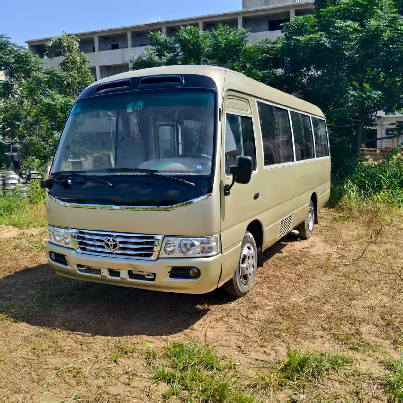 Overseas Export Toyota Coaster Bus 23-Seater Business Luxury Bus Automatic Door Leather Seats Euro III Emission