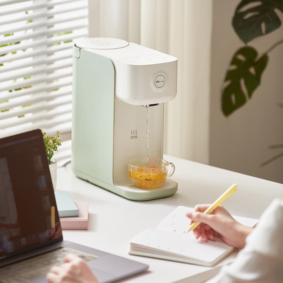 Bear YSJ-B20V5 Instant Hot Water Dispenser Home Small Rapid Heating Desktop Water Dispenser Heating All-in-One